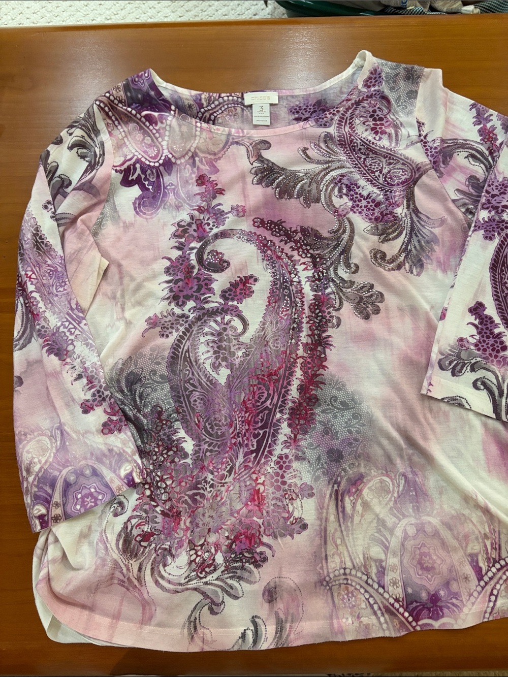 Beautiful 3/4 sleeves lavender shirt with shuttle glitter. Very comfortable